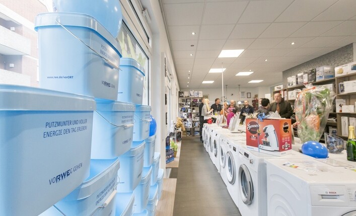 Das Fachgeschäft von innen mit neuem modernen Beleuchtungssystem. Fotos: Michael Kirchner, stadt.fotograf.de Das Fachgeschäft von innen mit neuem modernen Beleuchtungssystem. Fotos: Michael Kirchner, stadt.fotograf.de